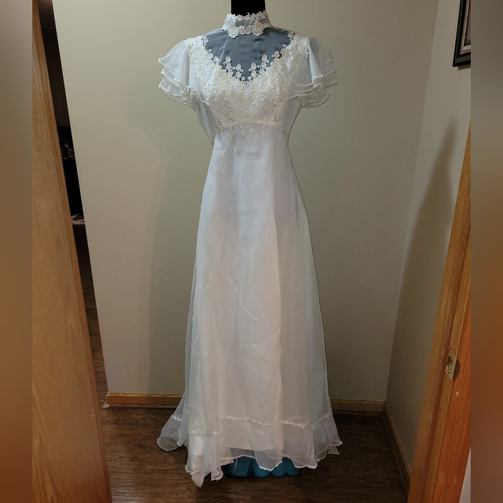 1980s Wedding Dress with Lace Detail, Comes W/Tulle/Lace Vail and Lace Apron